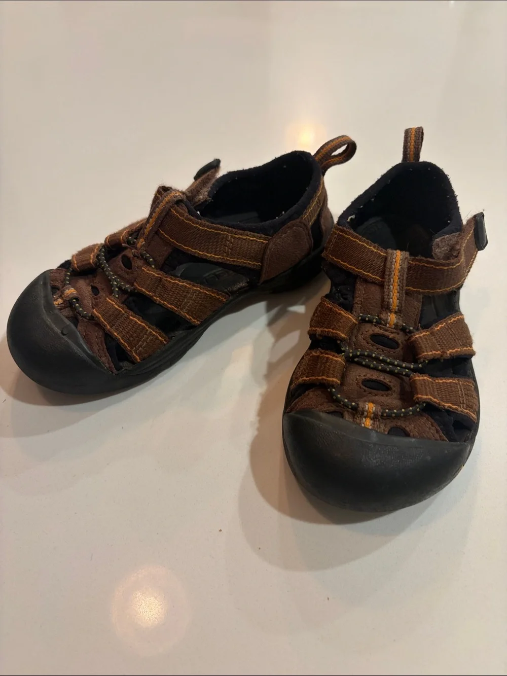 Toddler keens size 7/8 brown sport sandals.